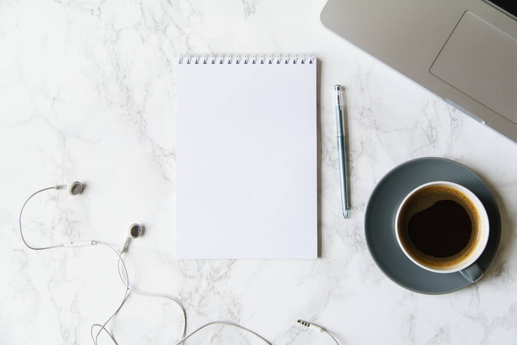Posto di lavoro con notebook e laptop con tazzina da caffè e cuffia su tavolo in marmo
 - Foto, immagini
