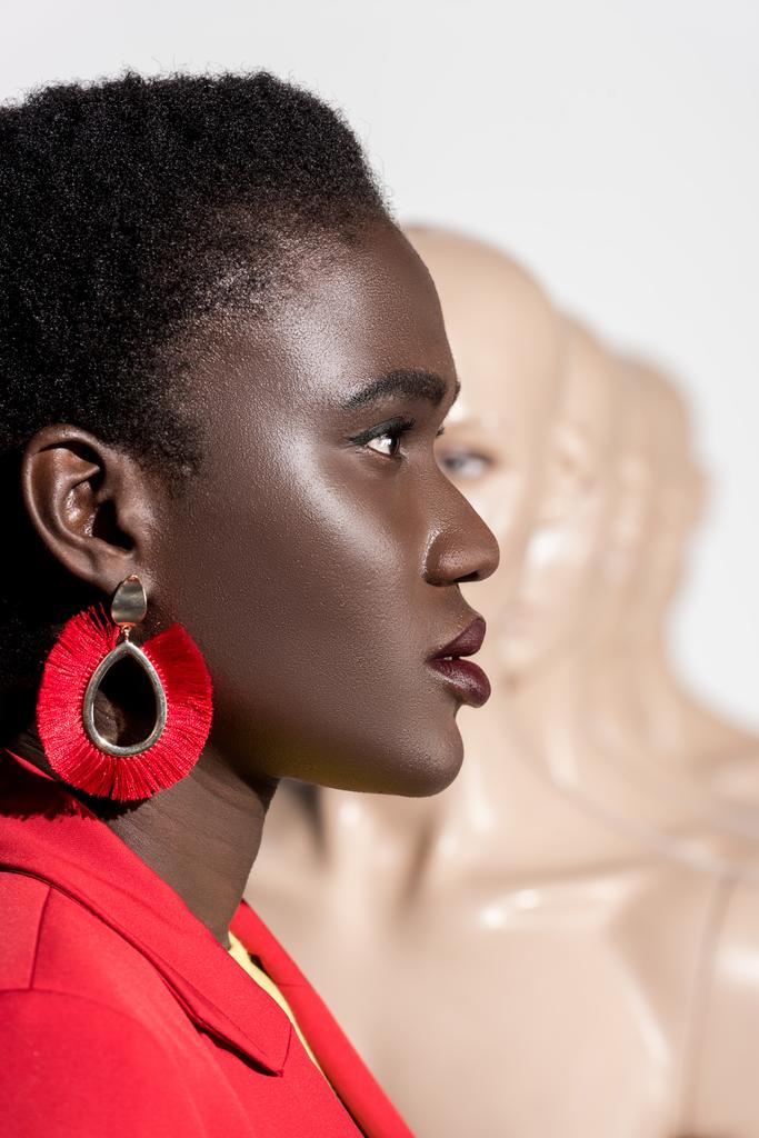 Seitenansicht der schönen stilvollen afrikanisch-amerikanischen Mädchen wegschauen auf weiß  - Foto, Bild