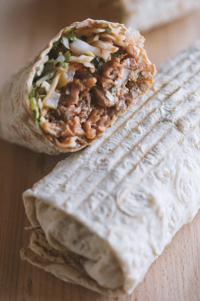 hagyományos keleti szendvics hússal, hagymával és fűszernövényekkel - Fotó, kép