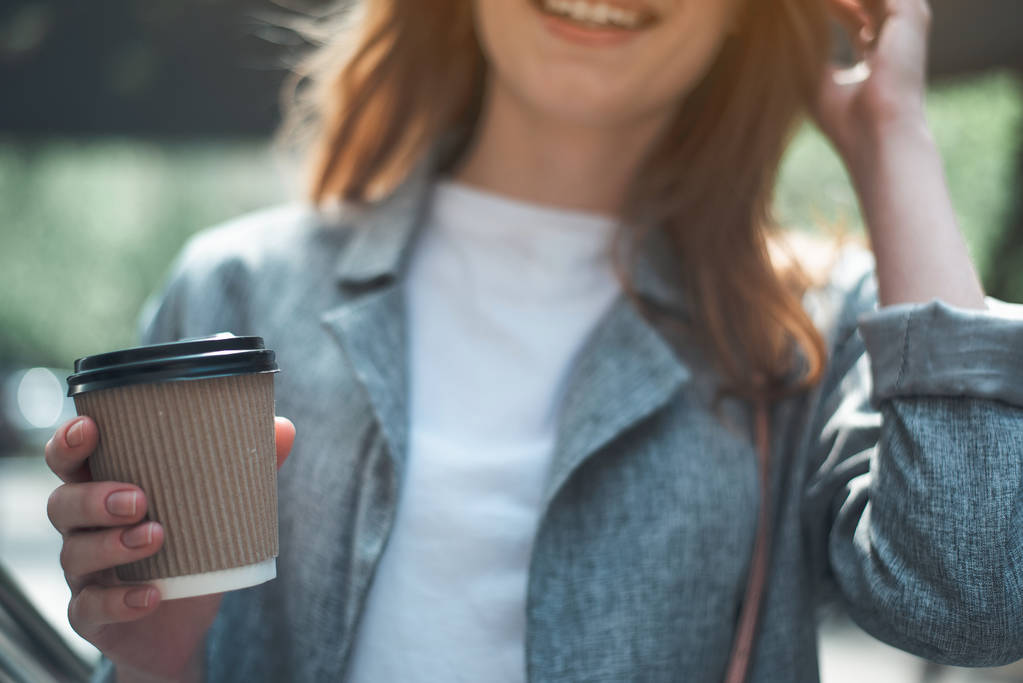 Vidám hölgy figyelembe csésze kávé kívül - Fotó, kép
