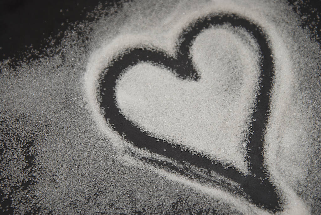 verschütteter Zucker Herz Liebe Form des Herzens schwarzen Hintergrund. ungesunder Zucker. - Foto, Bild