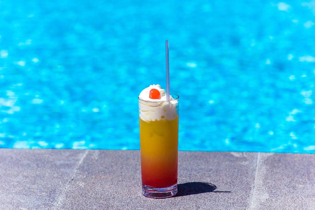 Delicioso cóctel fresco cerca de la piscina, primer plano
 - Foto, Imagen