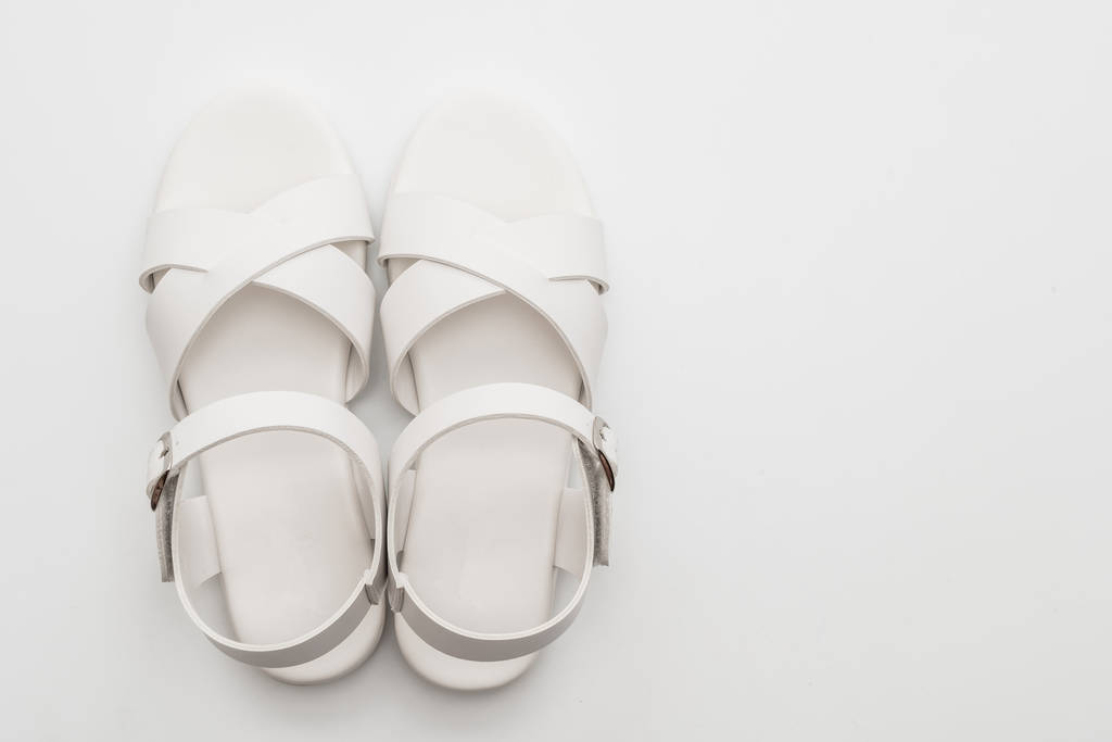Kadınlar beyaz arka plan üzerinde izole sandalet deri - Fotoğraf, Görsel