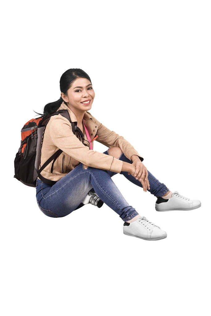 Изображения азиатских путешественница женщина с рюкзаком и камеры сидя изолированы на белом фоне
 - Фото, изображение