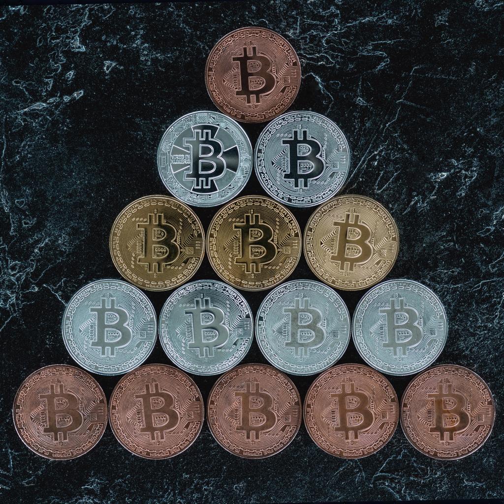大理石のテーブルの上整理された bitcoins のトップ ビュー - 写真・画像
