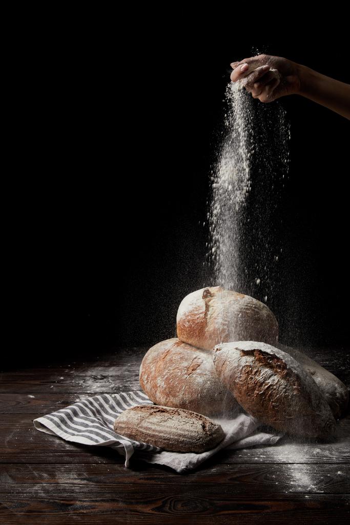 részleges kilátás nyílik a szitálást liszt, a fekete háttér elszigetelt zsákvászon kenyere át különböző női baker  - Fotó, kép