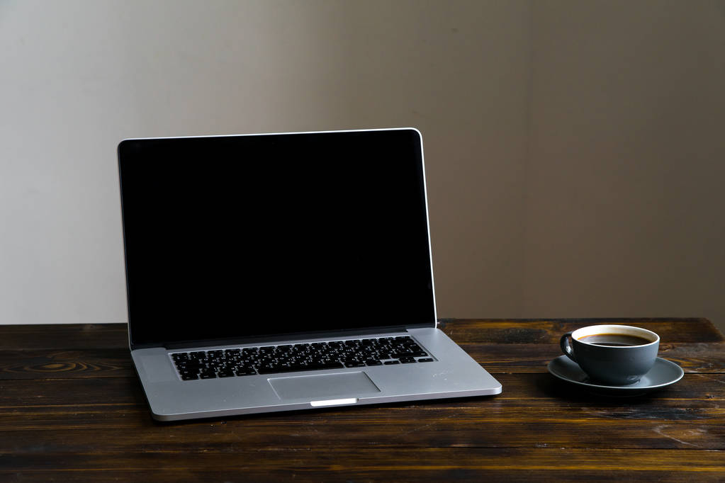 Χλευάσουμε επάνω με laptop και Καφές Κύπελλο σε vintage ξύλινο τραπέζι, έννοια του blogger χώρου εργασίας  - Φωτογραφία, εικόνα