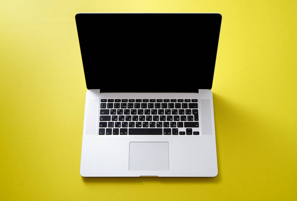 серый открытый ноутбук на ярком оливково-желтом фоне, концепция женского блогера рабочее пространство
  - Фото, изображение