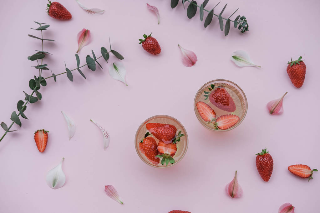Sodu s jahodami na růžovém pozadí. Letní osvěžující nápoj. Pohled shora - Fotografie, Obrázek