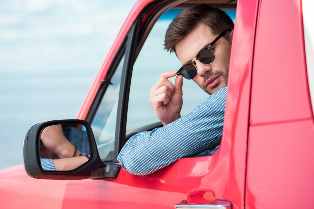 guapo conductor masculino en gafas de sol sentado en el coche
 - Foto, imagen