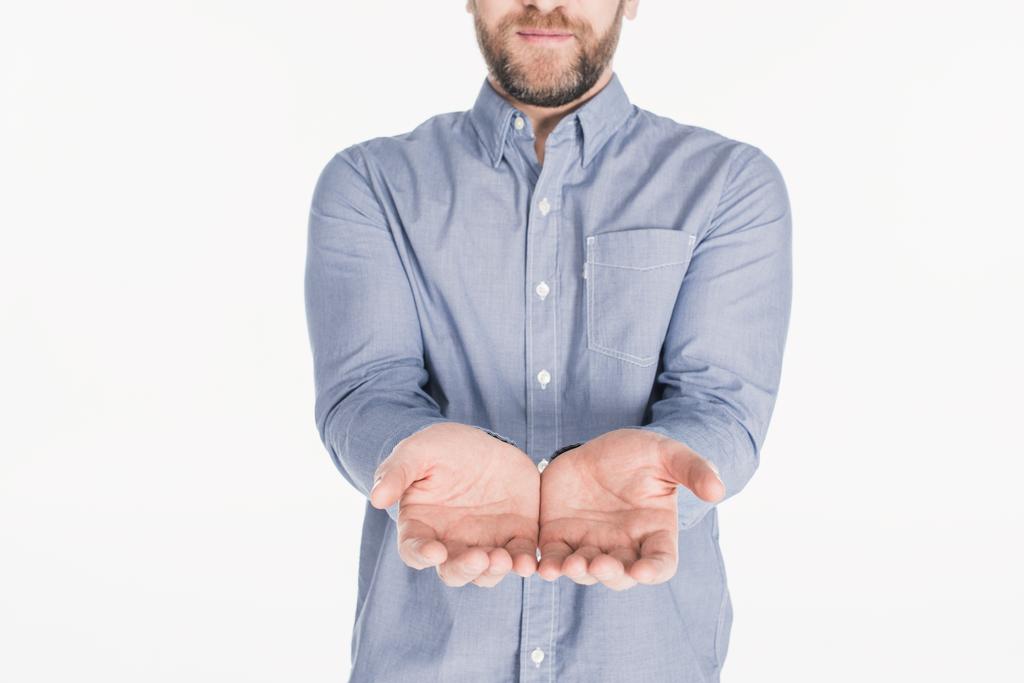 visão parcial do homem com as mãos estendidas isoladas no branco
 - Foto, Imagem