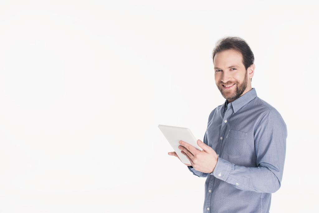 portret uśmiechnięty człowiek z cyfrowego tabletu w ręce na białym tle - Zdjęcie, obraz