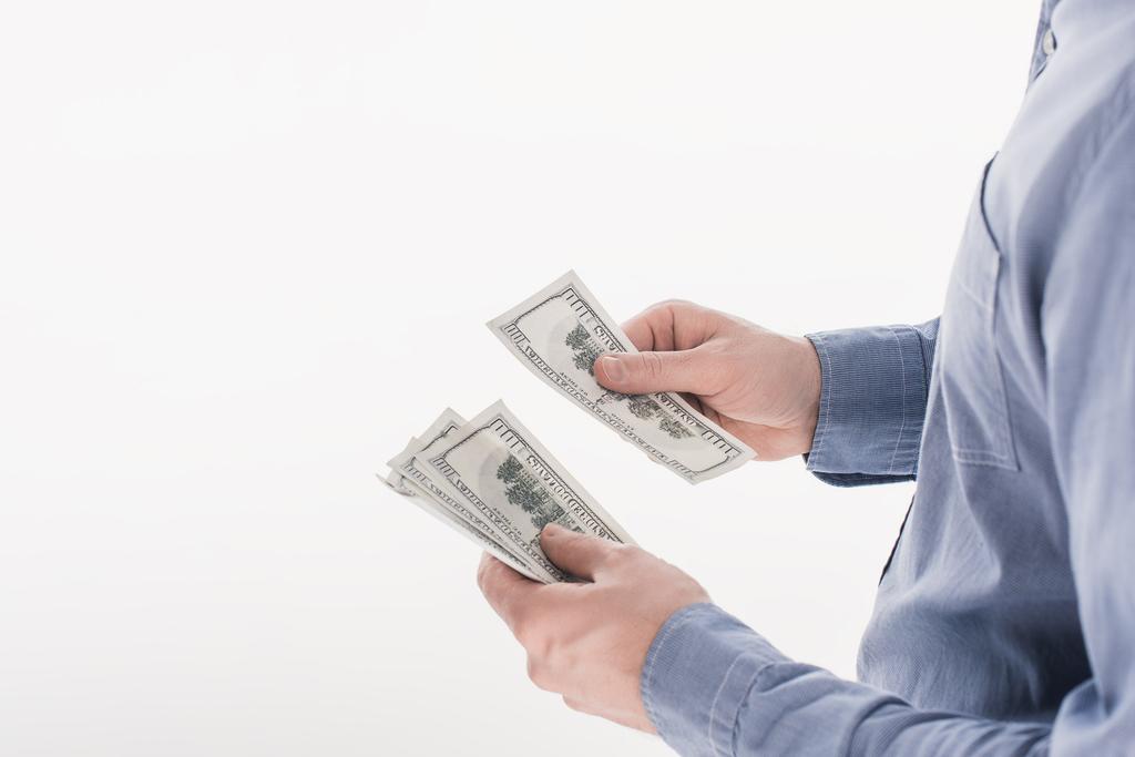 обрезанный снимок человека, считающего долларовые купюры в руке, изолированные на белом
 - Фото, изображение