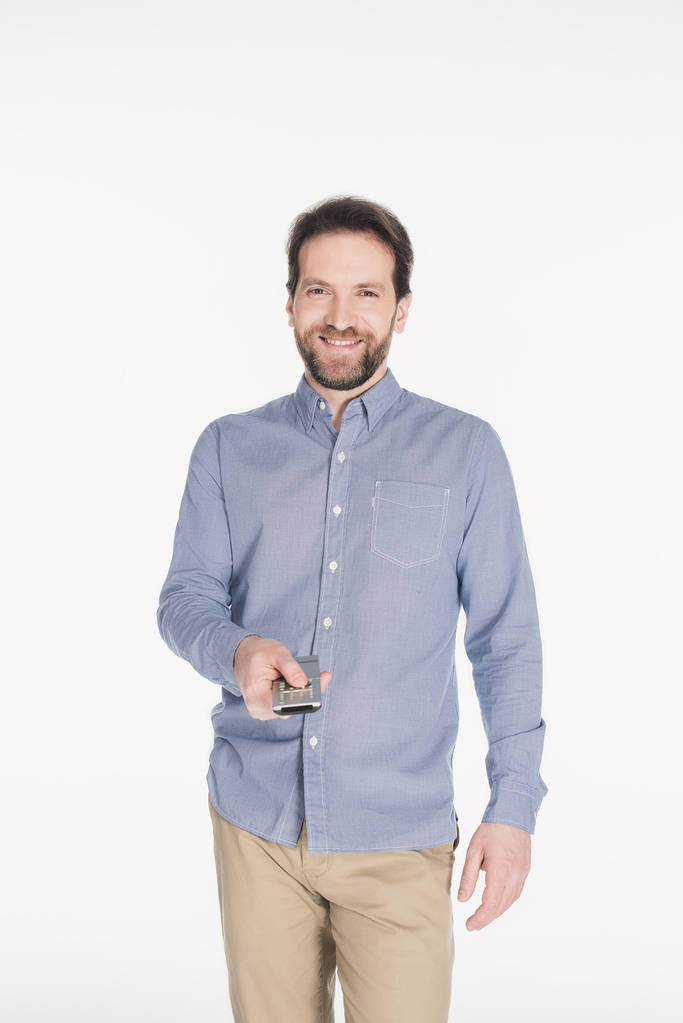 ritratto di uomo sorridente con telecomando in mano isolato su bianco
 - Foto, immagini