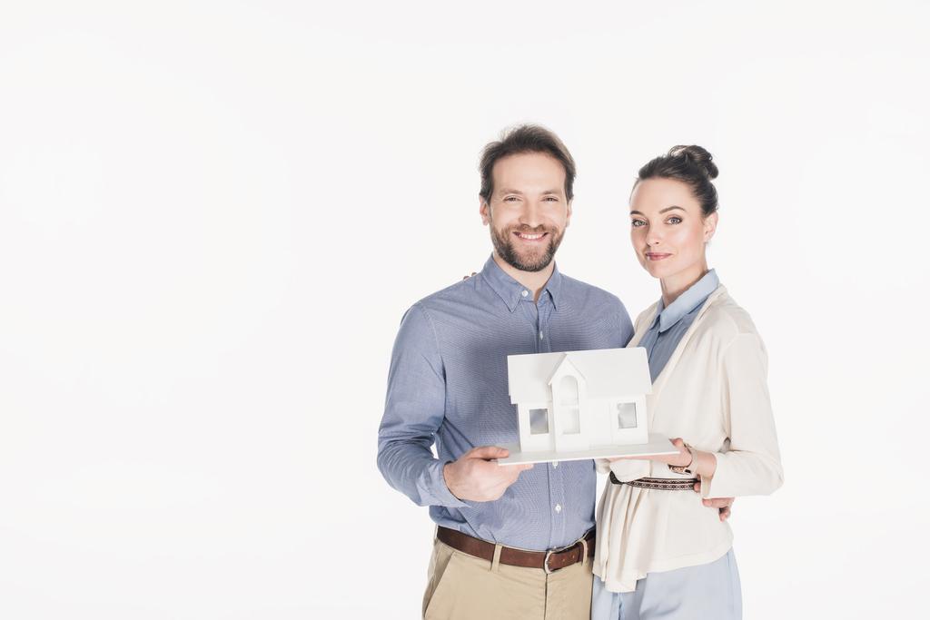 portrait de couple marié avec modèle de maison isolé sur blanc
 - Photo, image
