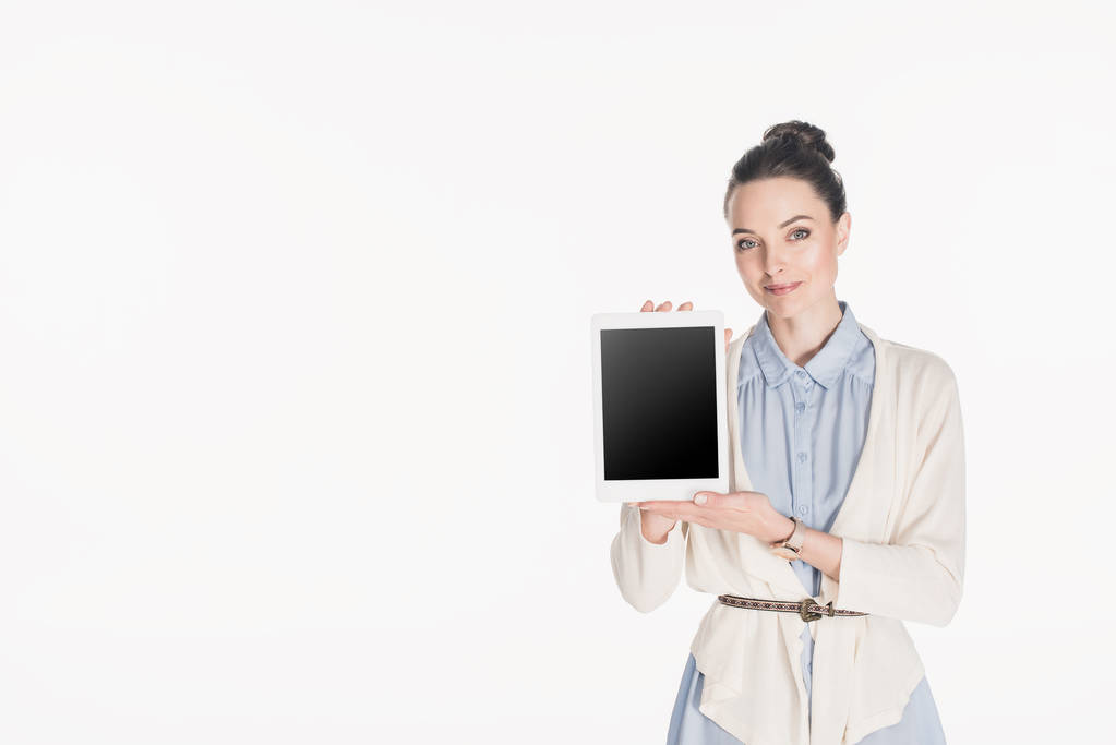 портрет жінки в повсякденному одязі, що показує цифровий планшет з порожнім екраном ізольовано на білому
 - Фото, зображення