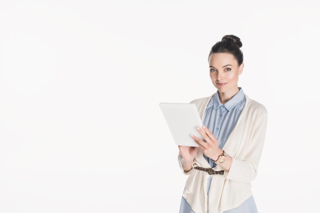 Πορτρέτο γυναίκας χαμογελαστά σε casual ρούχα με ψηφιακό tablet που απομονώνονται σε λευκό - Φωτογραφία, εικόνα