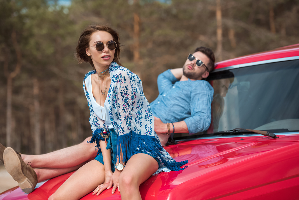 pareja de viajeros relajarse juntos en coche rojo
 - Foto, Imagen