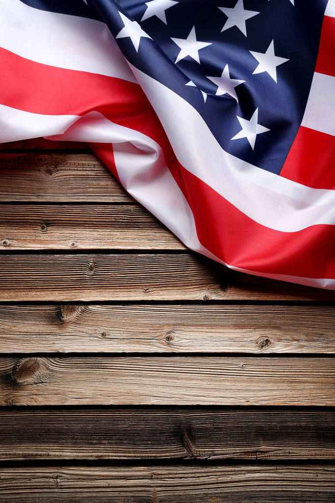 Αμερικανική σημαία στο καφετί ξύλινο τραπέζι - Φωτογραφία, εικόνα