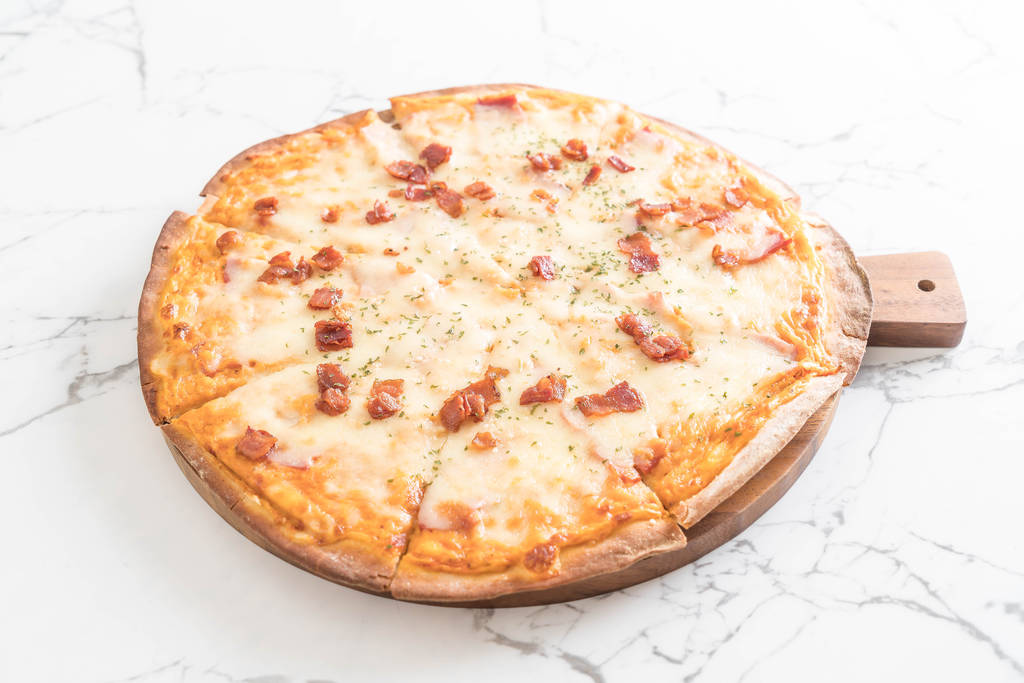 Pizza de tocino y queso - Estilo de comida italiana
 - Foto, Imagen
