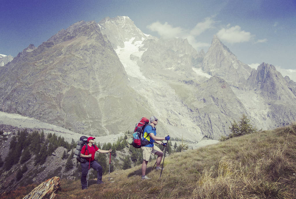 Le Tour du Mont Blanc est un trek unique d'environ 200 km autour du Mont Blanc qui peut être complété en 7 à 10 jours en passant par l'Italie, la Suisse et la France.
. - Photo, image