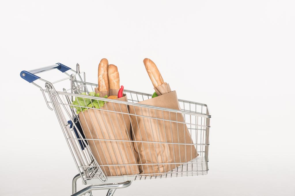 白で隔離食料品の紙パッケージでショッピングカートのクローズ アップ表示 - 写真・画像