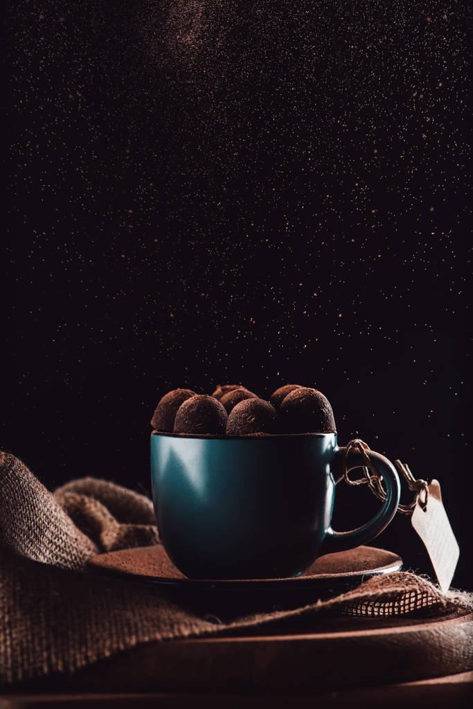 荒布と黒い背景にまな板に一杯のコーヒーでトリュフのビューをクローズ アップ  - 写真・画像