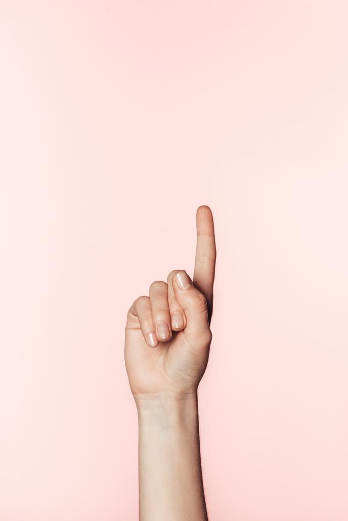 обрезанный образ женщины, делающей жест с поднятым пальцем изолирован на розовом фоне
  - Фото, изображение