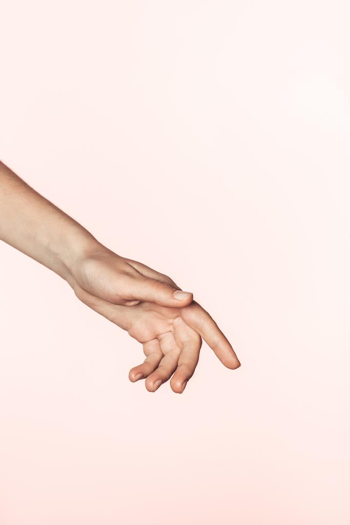 περικομμένη εικόνα γυναίκας χειρονομώ από χέρι που απομονώνονται σε ροζ φόντο  - Φωτογραφία, εικόνα