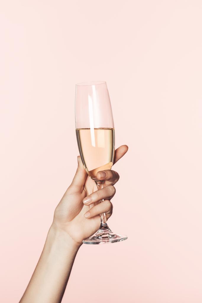 recortado disparo de mujer animando por copa de champán aislado sobre fondo rosa
  - Foto, imagen