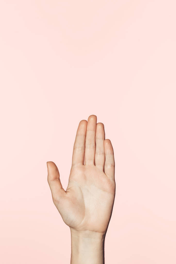 oříznutý obraz ženské dlaně izolované na růžovém pozadí  - Fotografie, Obrázek