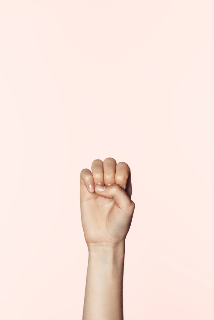 visión parcial del gesto de la mujer a mano aislada sobre fondo rosa
  - Foto, imagen