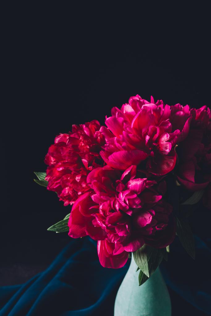 csokor gyönyörű rózsaszín pünkösdi rózsa vázában a sötét háttér - Fotó, kép
