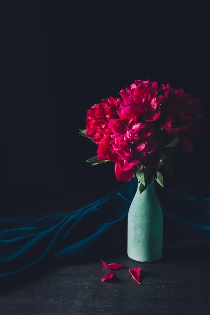 暗い背景の上に花瓶の美しい牡丹の花の花束 ロイヤリティフリー写真 画像素材