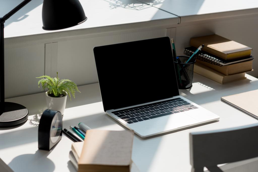 close-up de local de trabalho moderno com laptop em casa
 - Foto, Imagem