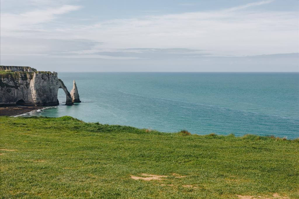 Zois piękne klify i błękitne morze, Etretat, Normandia, Francja - Zdjęcie, obraz