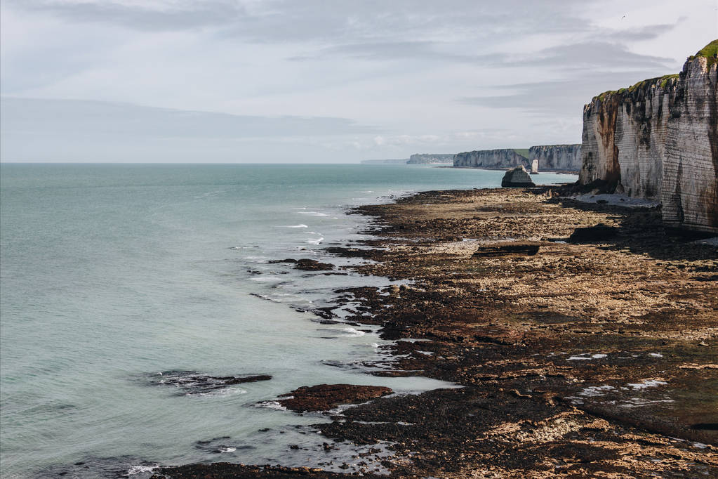 maisema kalliolla ja rantaviivalla, Etretat, Normandy, Ranska
 - Valokuva, kuva
