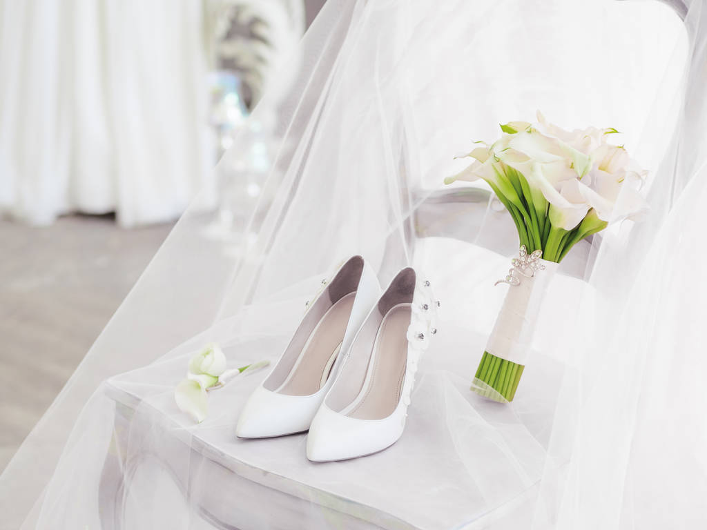Białe buty i Bukiet ślubny z lilii Calla. Szczegóły ceremonii ślubnej.  - Zdjęcie, obraz