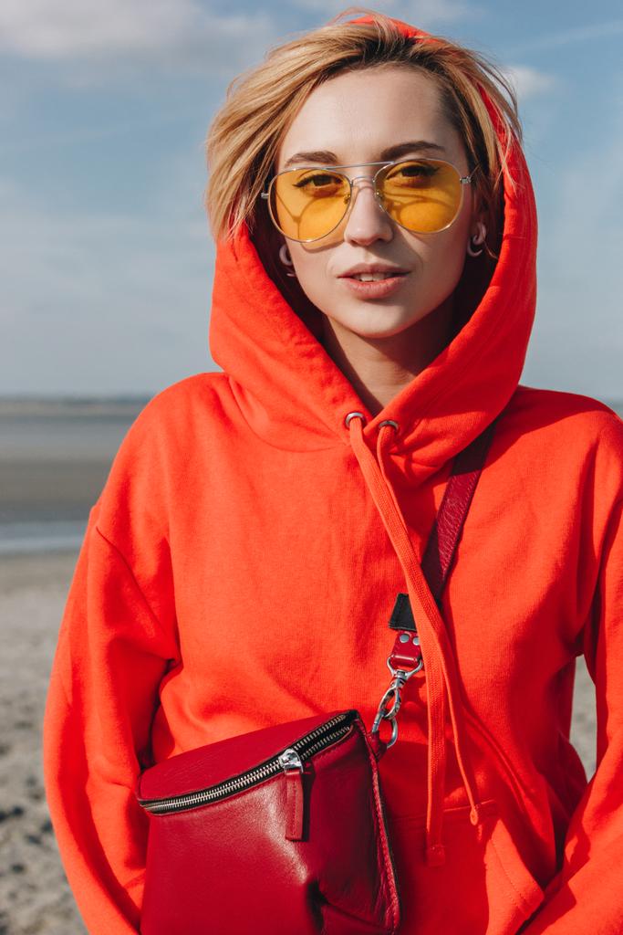 привлекательная девушка в красной толстовке на пляже, святой Майкл Маунт, Франция
 - Фото, изображение