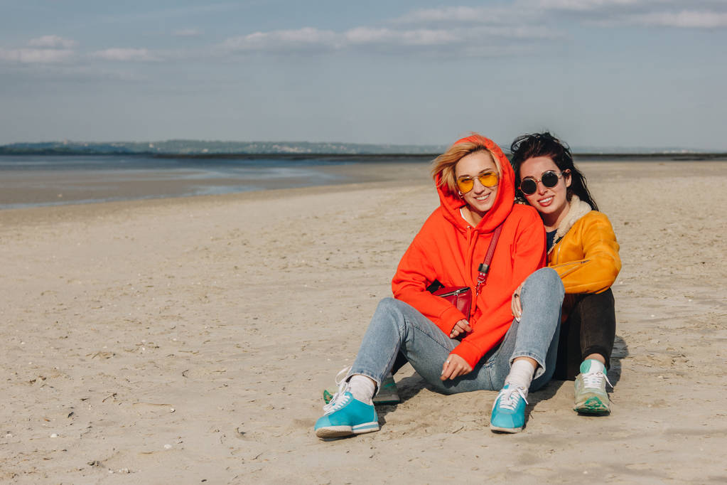ragazze felici che si abbracciano sulla spiaggia di sabbia, Saint michaels mount, Normandia, Francia
 - Foto, immagini