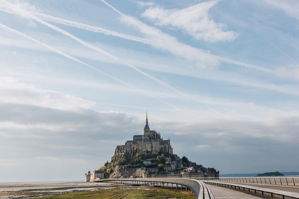 prachtig uitzicht op de beroemde mont saint michel en wandelpad, Normandië, Frankrijk   - Foto, afbeelding