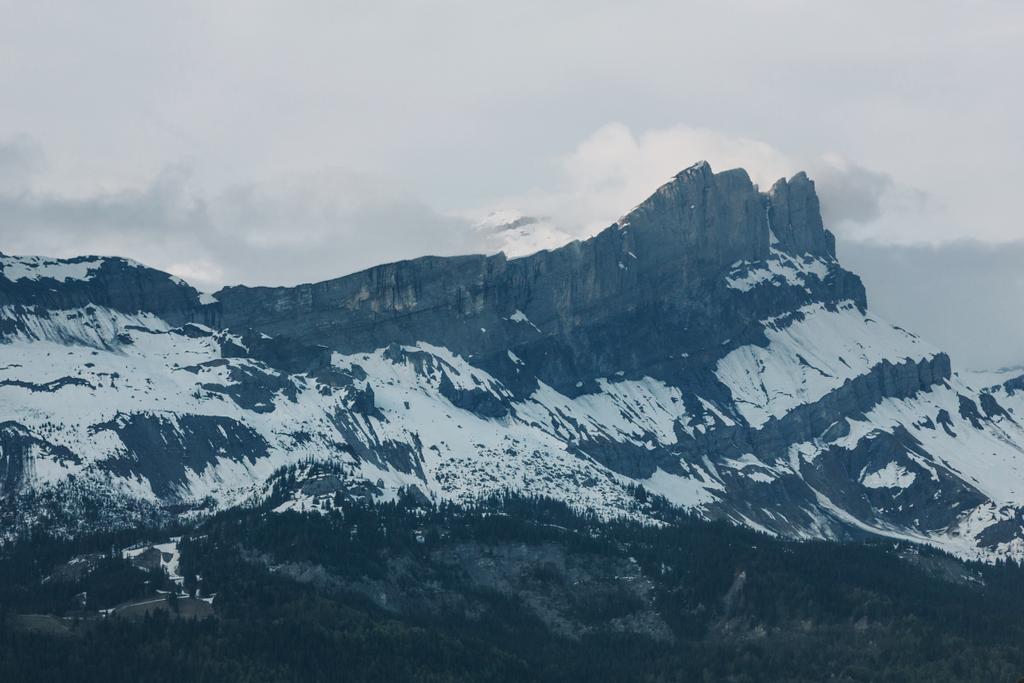 majestätische schneebedeckte Berge und wolkenverhangener Himmel, mont blanc, Alpen - Foto, Bild