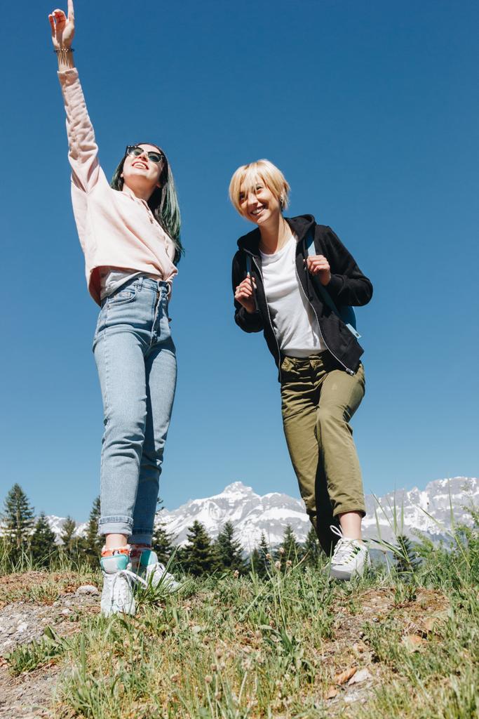 lage hoekmening van mooie gelukkig vrouwelijke reizigers permanent samen in de majestueuze bergen, mont blanc, Alpen - Foto, afbeelding