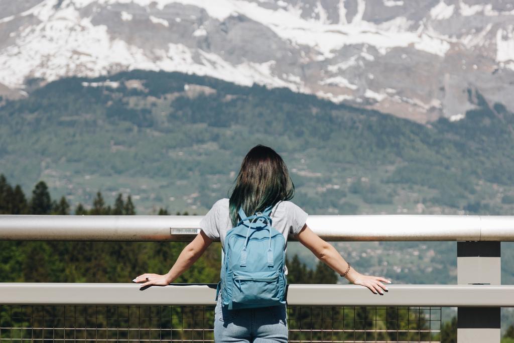 πίσω όψη του κορίτσι με σακίδιο που βλέπουν μαγευτικά γραφικά βουνά, mont blanc, Άλπεις - Φωτογραφία, εικόνα