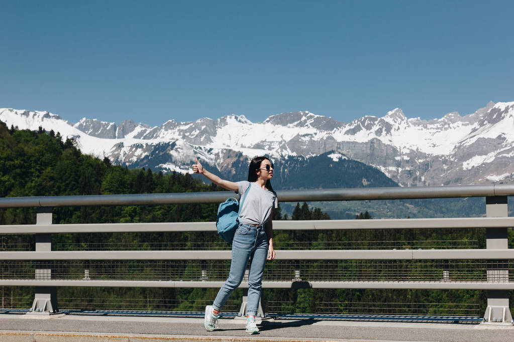 Widok pełnej długości piękny dziewczyna z plecak patrząc od hotelu w majestatyczny ośnieżone góry, mont blanc, Alpy - Zdjęcie, obraz