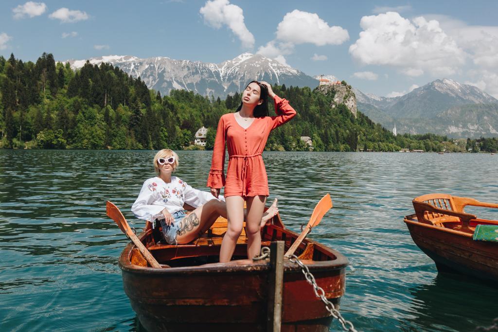 красиві молоді жінки в човні на тихому гірському озері, заблукали, Словенія
 - Фото, зображення