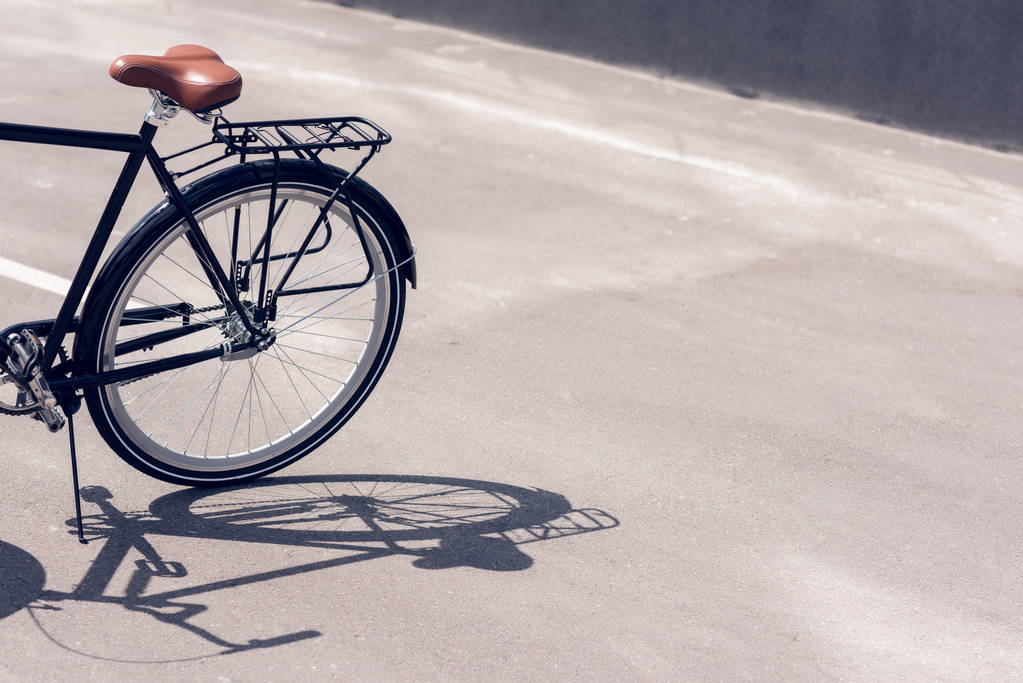 вид ретро-велосипеда, припаркованного на улице
 - Фото, изображение