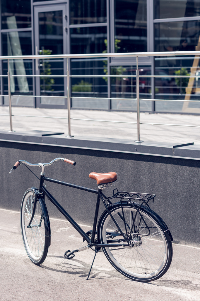 вид ретро-велосипеда, припаркованного на улице
 - Фото, изображение