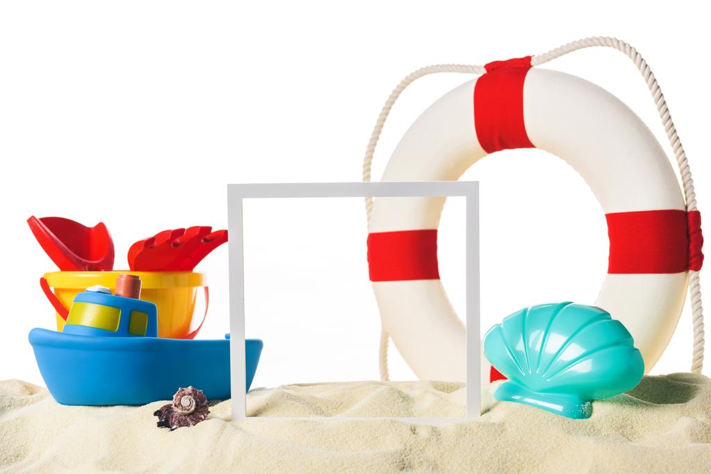 Giocattoli da spiaggia con anello di vita e cornice in sabbia isolata su bianco
 - Foto, immagini