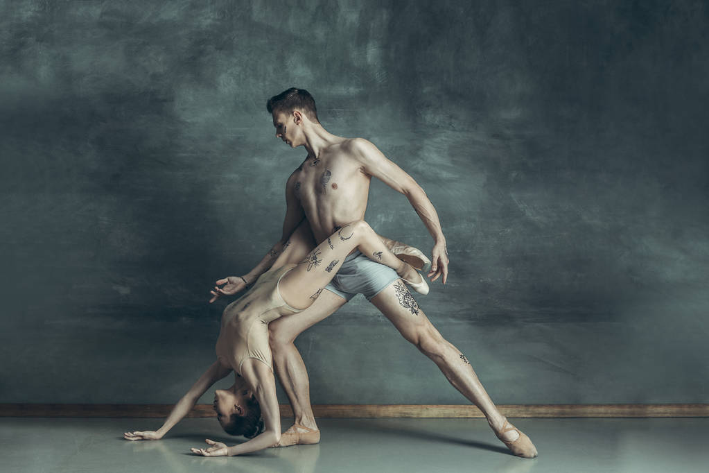 Moderní mladé baletky pózuje na šedé studio pozadí - Fotografie, Obrázek